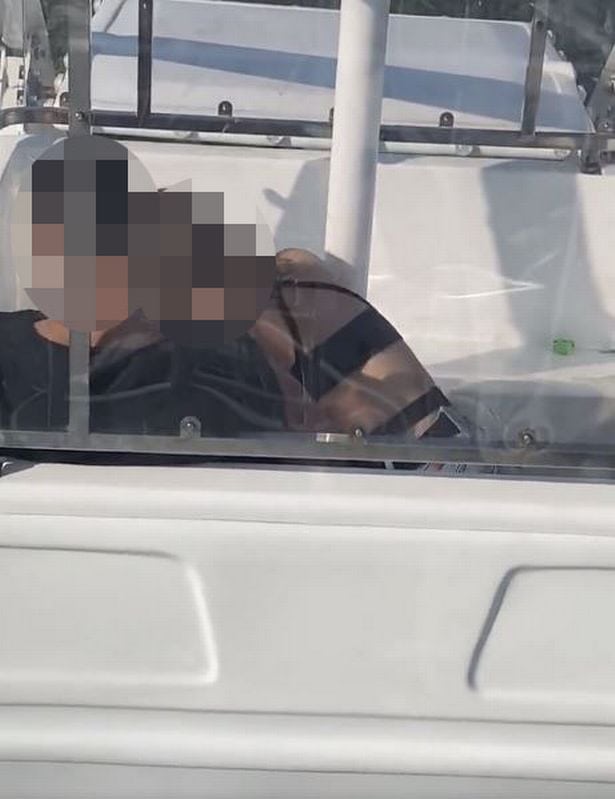 زوجين في إحدى عربات الدولاب وهما يمارسان الجنس الفموي