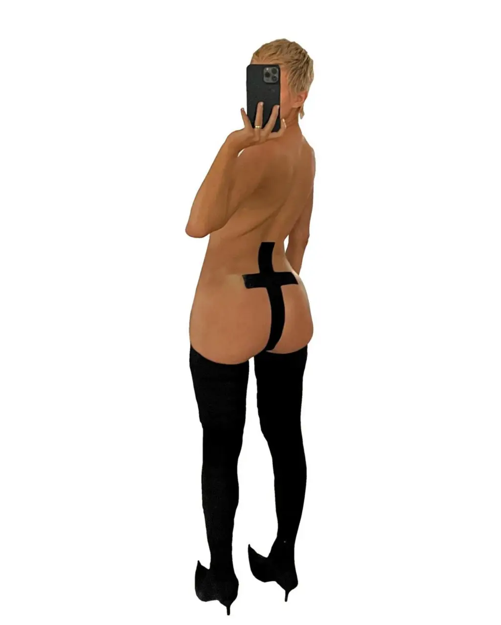 تم نشر جلسة التصوير على صفحة انستجرام للموظفة السابقة لشركة ييزي، موالولا