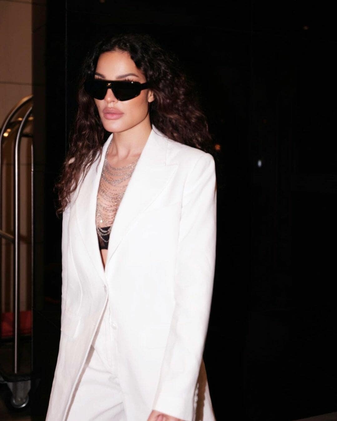 ارتدت الفنانة حمالة صدر فقط تحت السترة الطويلة