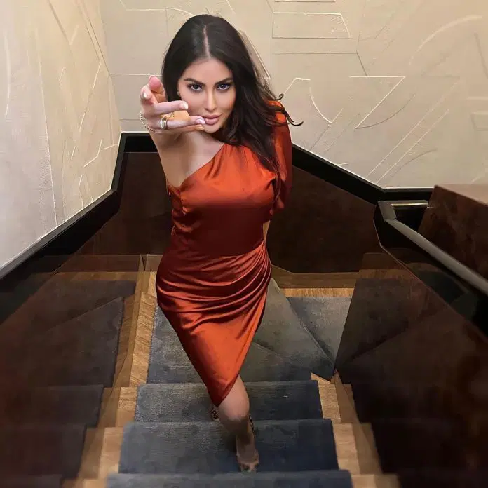 تميز فستان مريم بأنه أوف شولدر من جهة واحدة