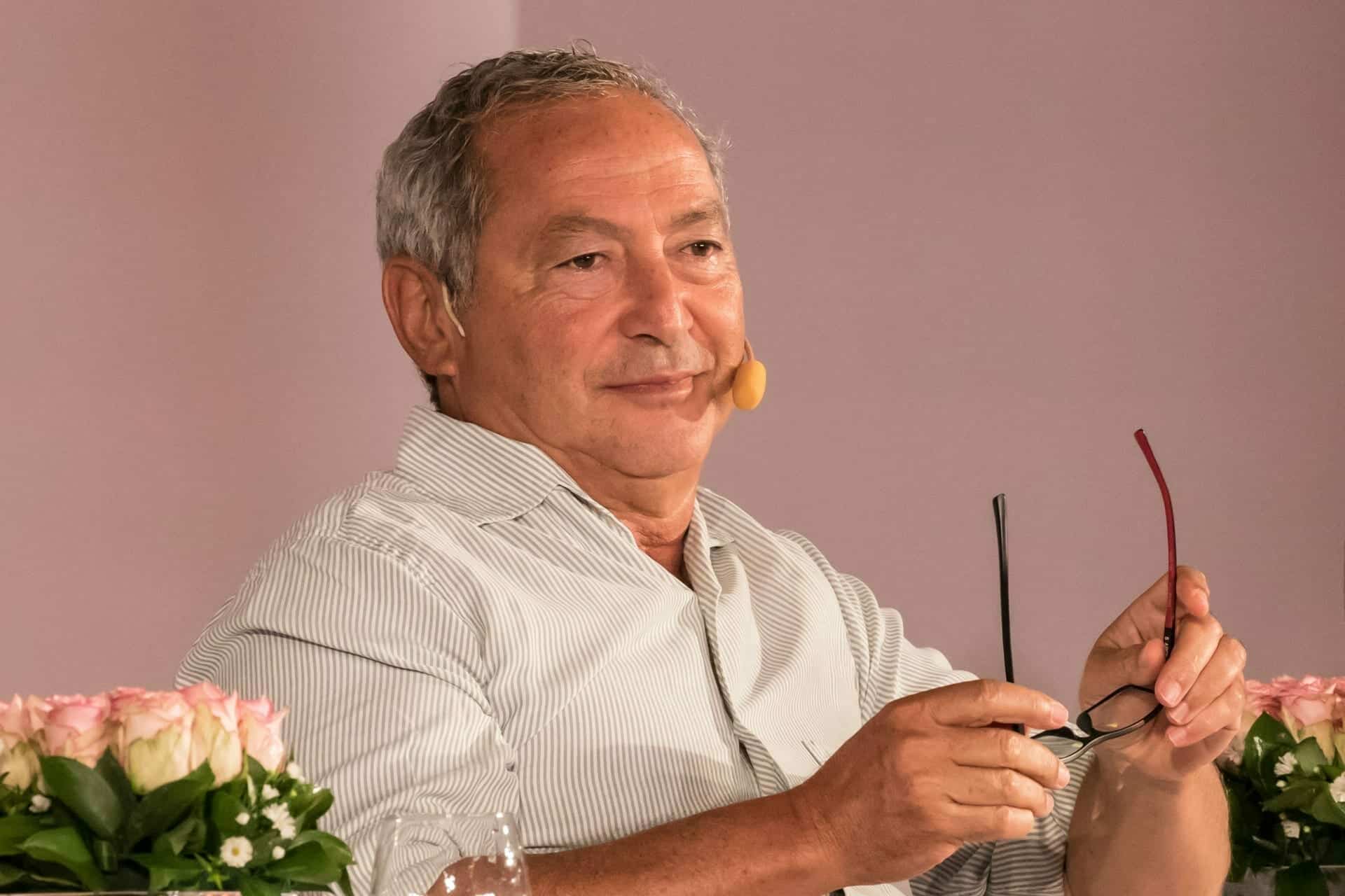 أوقف الاستثمار بمصر حالياً والسعودية "ستصبح كذا دبي".. سميح ساويرس يثير تفاعلاً