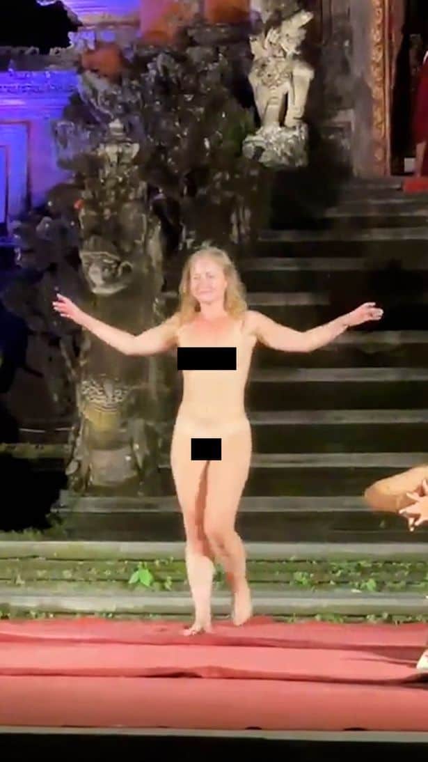 سائحة ألمانية تتعرى تماماً وتقتحم عرضاً في معبد هندوسي بإندونيسيا