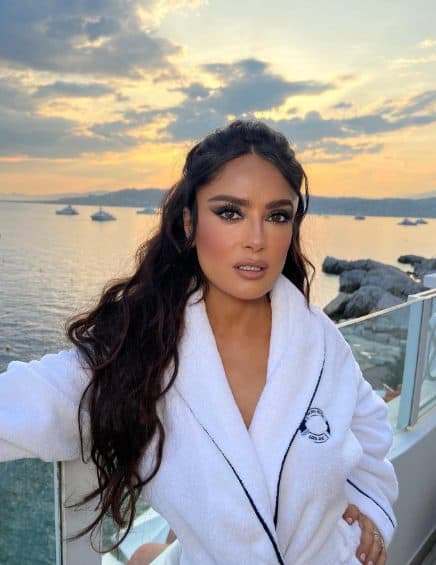 سلمى حايك بـ برنص الاستحمام