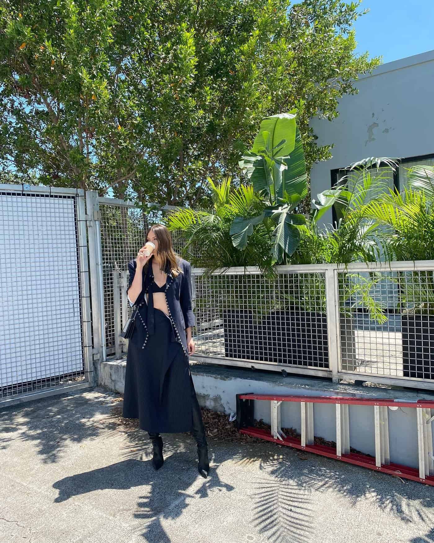 ماريا شارابوفا تستبدل مضرب التنس بحمالة صدر