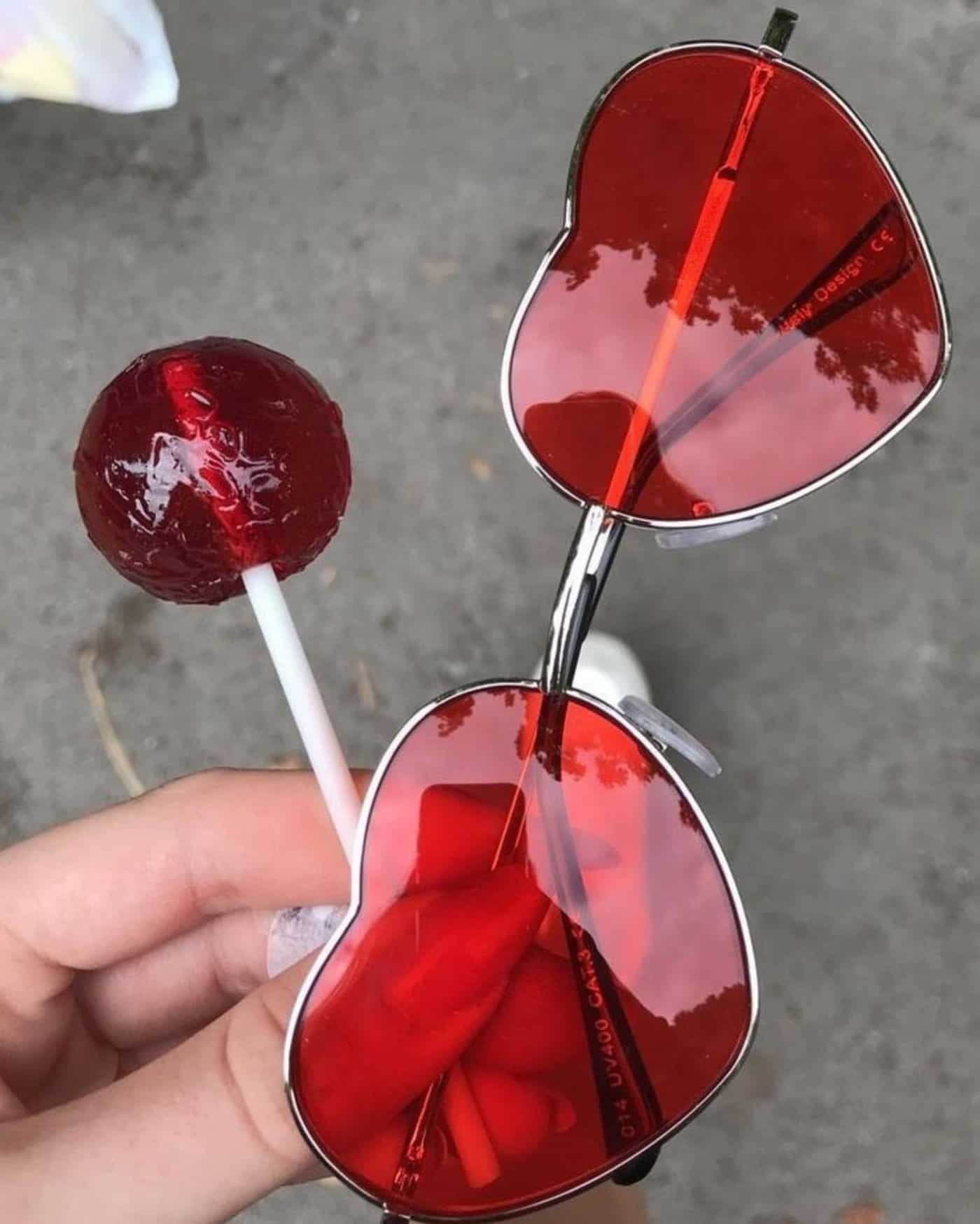 صورة لنظارت مريم حسين على شكل قلب مع مصاصة