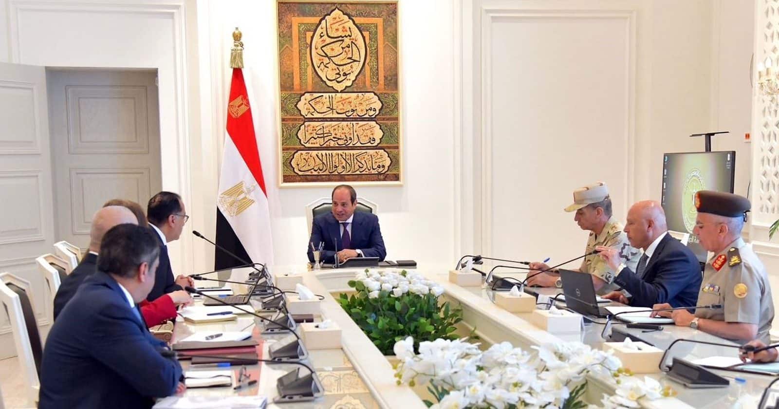 سخرية واسعة من السيسي بعد ظهوره في اجتماع رسمي وخلفه "هذه الآية القرآنية" watanserb.com