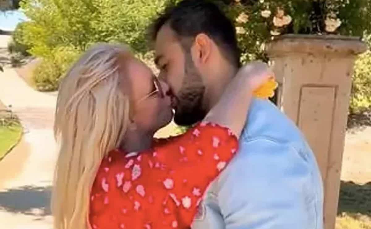 بريتني سبيرز تسكت شائعات أزمة زواجها من سام أصغري بقبلة حميمية معه ولعق لسانه (شاهد) بريتني سبيرز تسكت شائعات أزمة زواجها من سام أصغري بقبلة حميمية معه ولعق لسانه (شاهد) watanserb.com