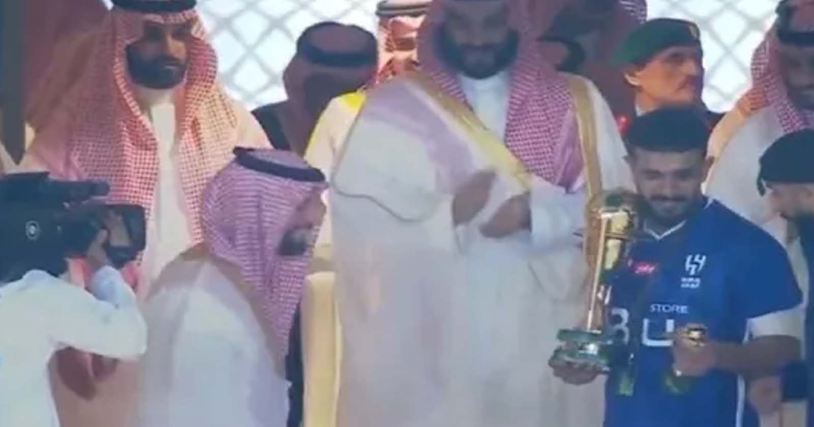 رئيس الهلال يسقط أمام محمد بن سلمان على المنصة الشرفية ورد فعل المعيوف (فيديو) رئيس الهلال يسقط أمام محمد بن سلمان على المنصة الشرفية watanserb.com