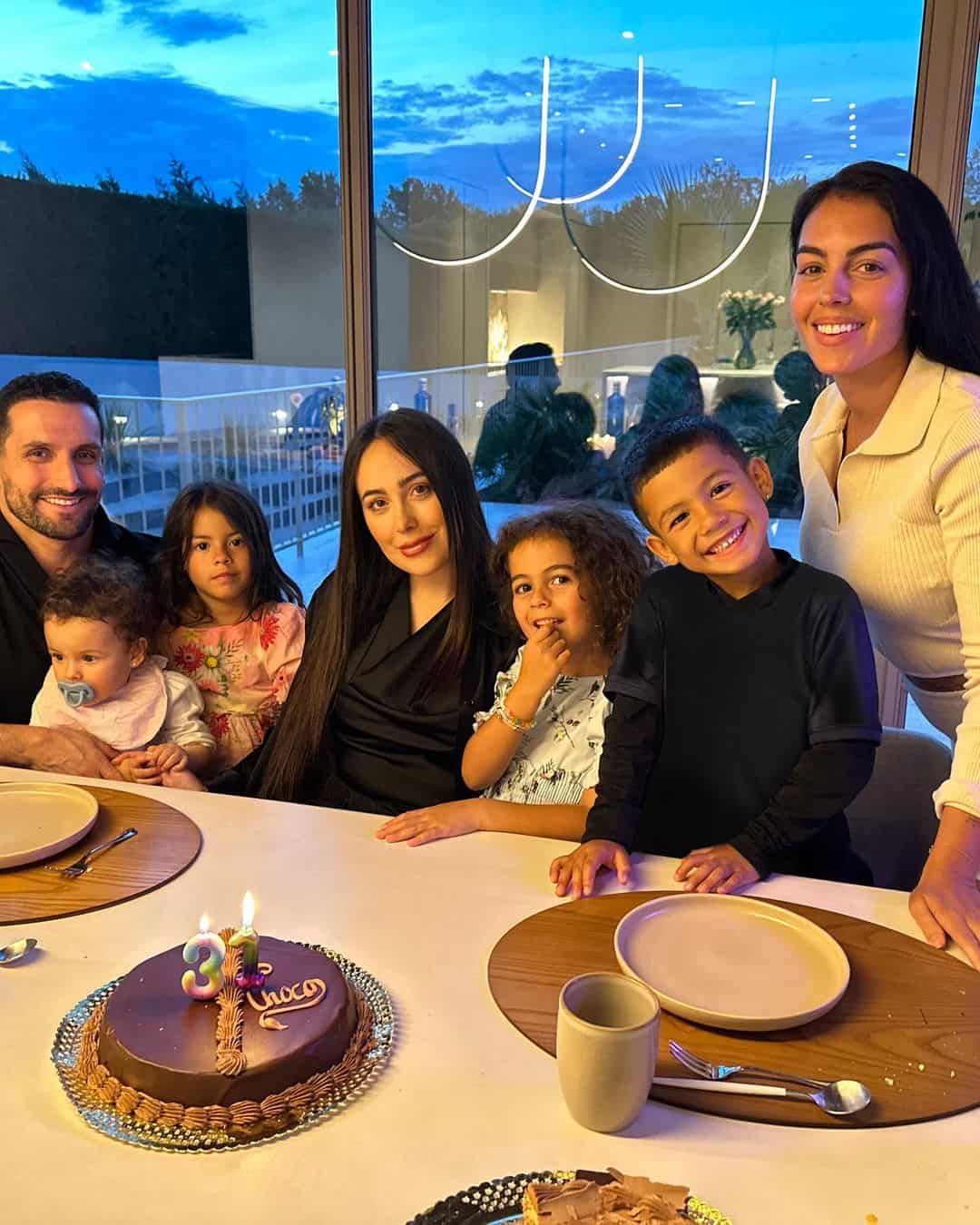 جورجينا روديغيز وشقيقتها