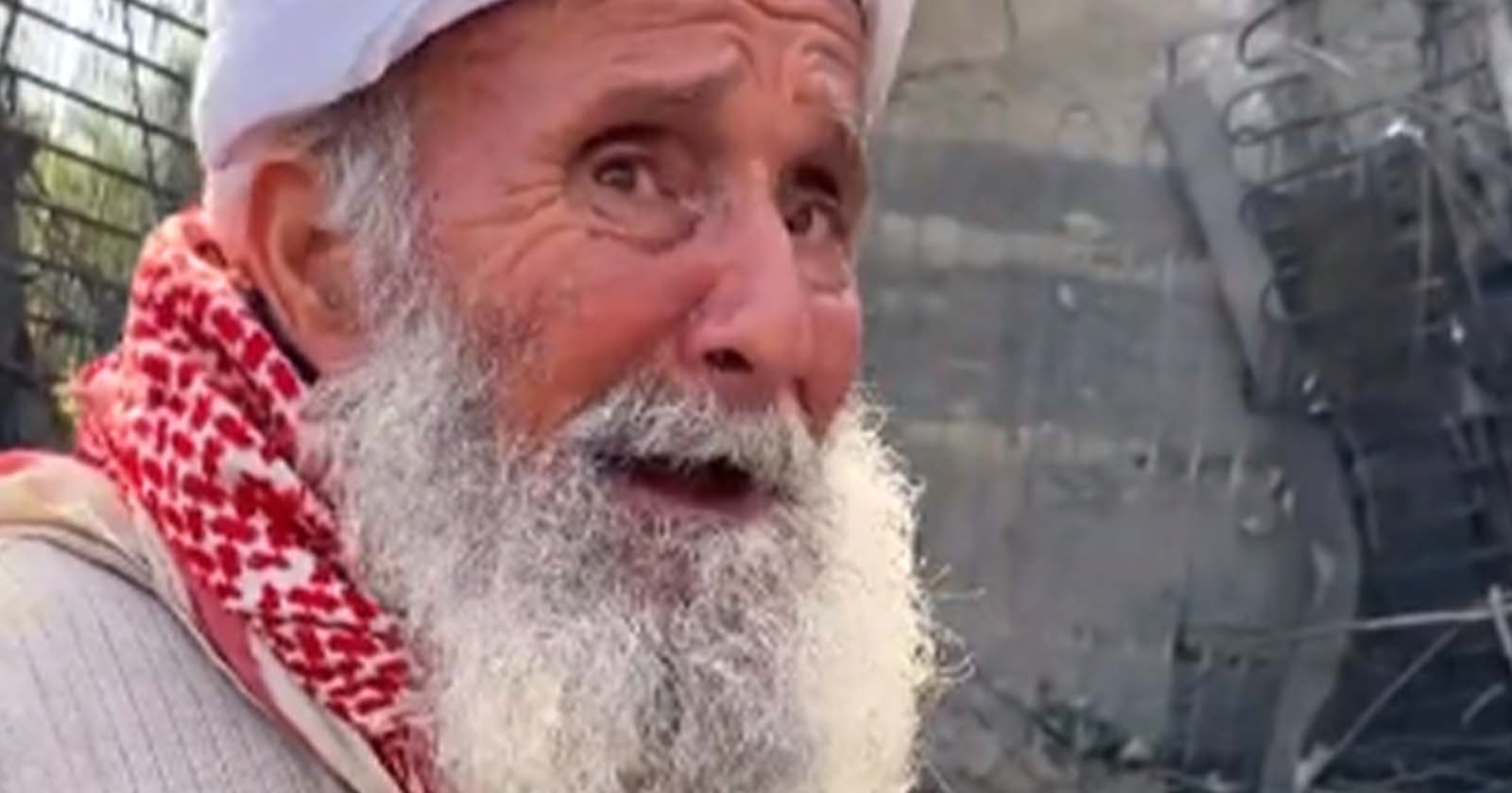 لقطات مبكية لمسن فلسطيني ينهار أمام ركام منزله بعد تدميره بغارة إسرائيلية لقطات مبكية لمسن فلسطيني ينهار أمام ركام منزله بعد تدميره بغارة إسرائيلية watanserb.com