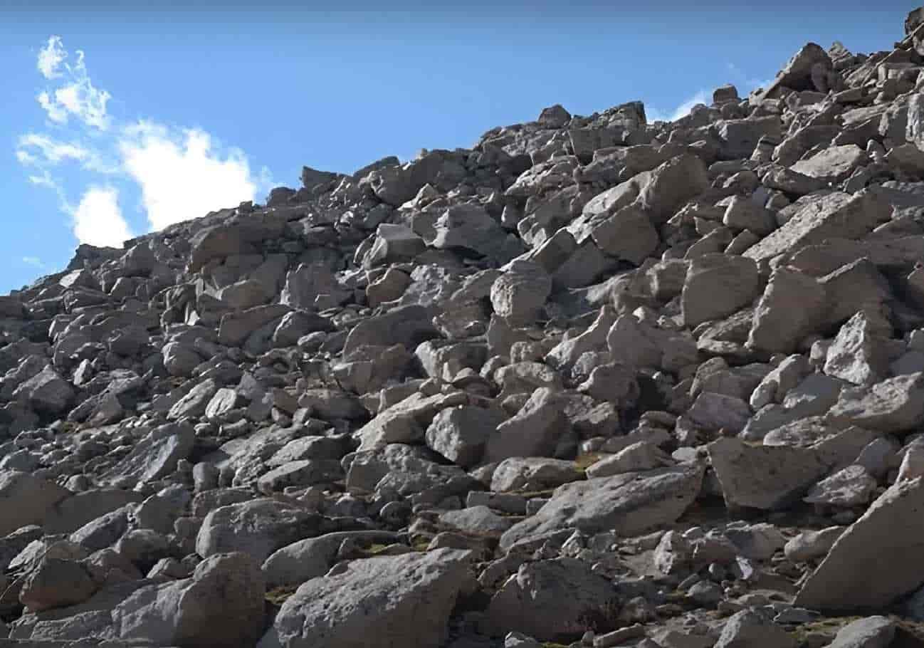 اعثر على عنزة في الصخور