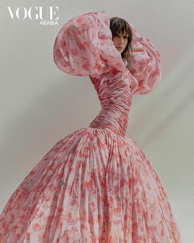 كاريس بشار ظهرت بفستان وردي بطبعات على شكل ورود الجوري