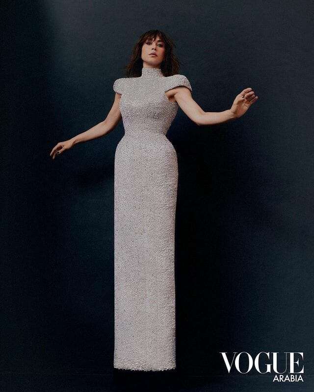 اختارت كاريس بشار فستانًا عاجياً مرصعاً بحبيبات الترتر البرَّاق