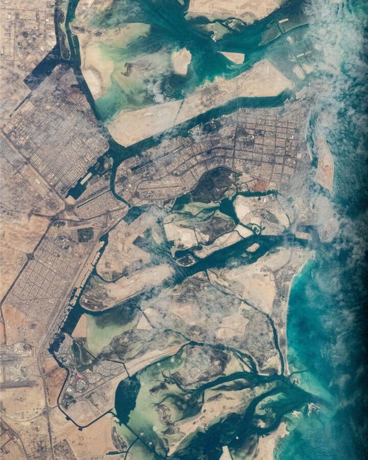 أبو ظبي من الفضاء