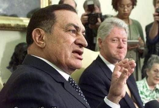 علاء مبارك ينشر صورة لوالده في البيت الأبيض