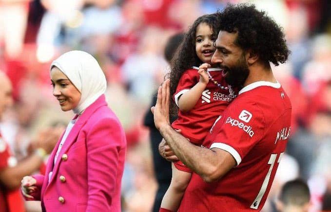 محمد صلاح مع عائلته على أرض الملعب