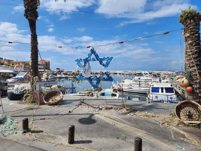 رفع نجمة داوود على شاطئ لبناني