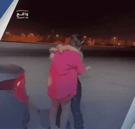 لحظة قيام الفتاة باحتضان صديقتها وتقبيلها بحميمية