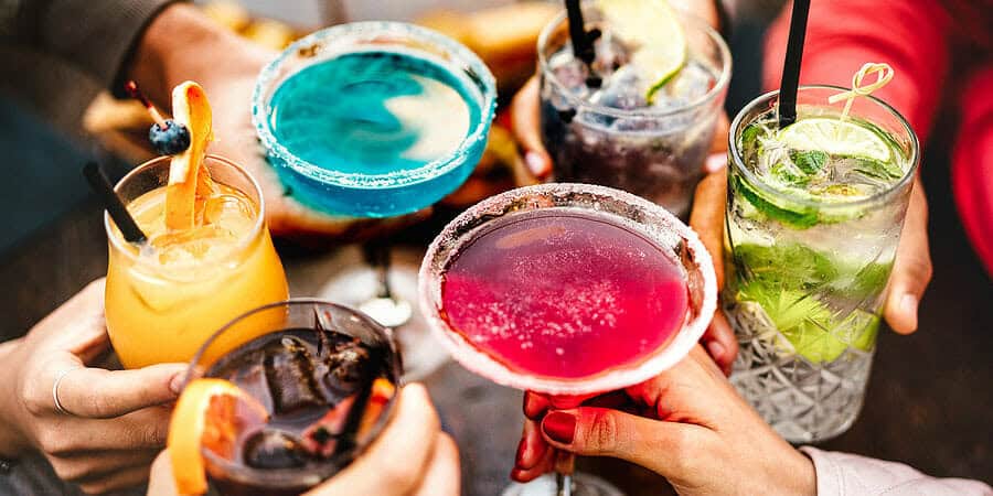 التوقف عن تقديم المشروبات للضيوف نهاية السهرة دلالة مفهومة على أنه حان وقت مغادرة المنزل