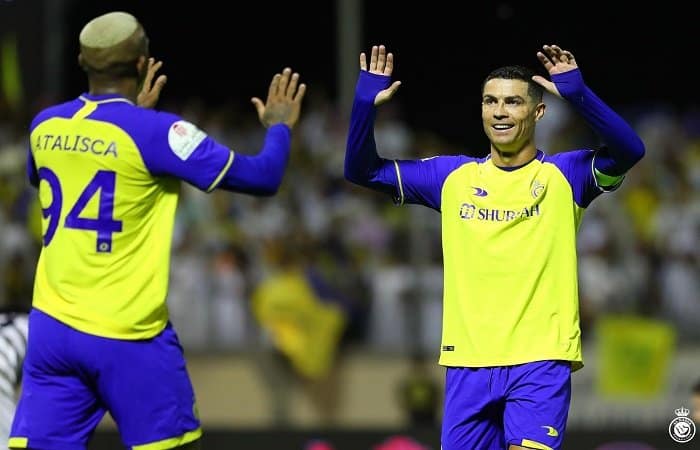 كريستيانو يسجد لأول مرة في السعودية