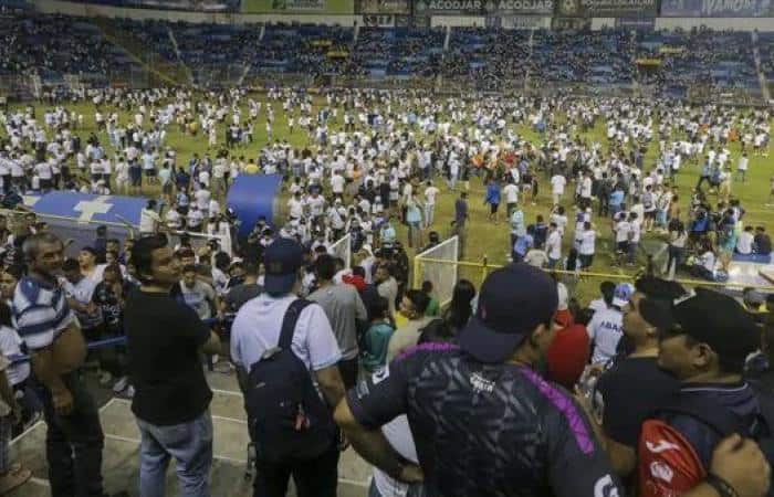 قتلى وجرحى في حادث تدافع بمباراة كرة قدم بالسلفادور