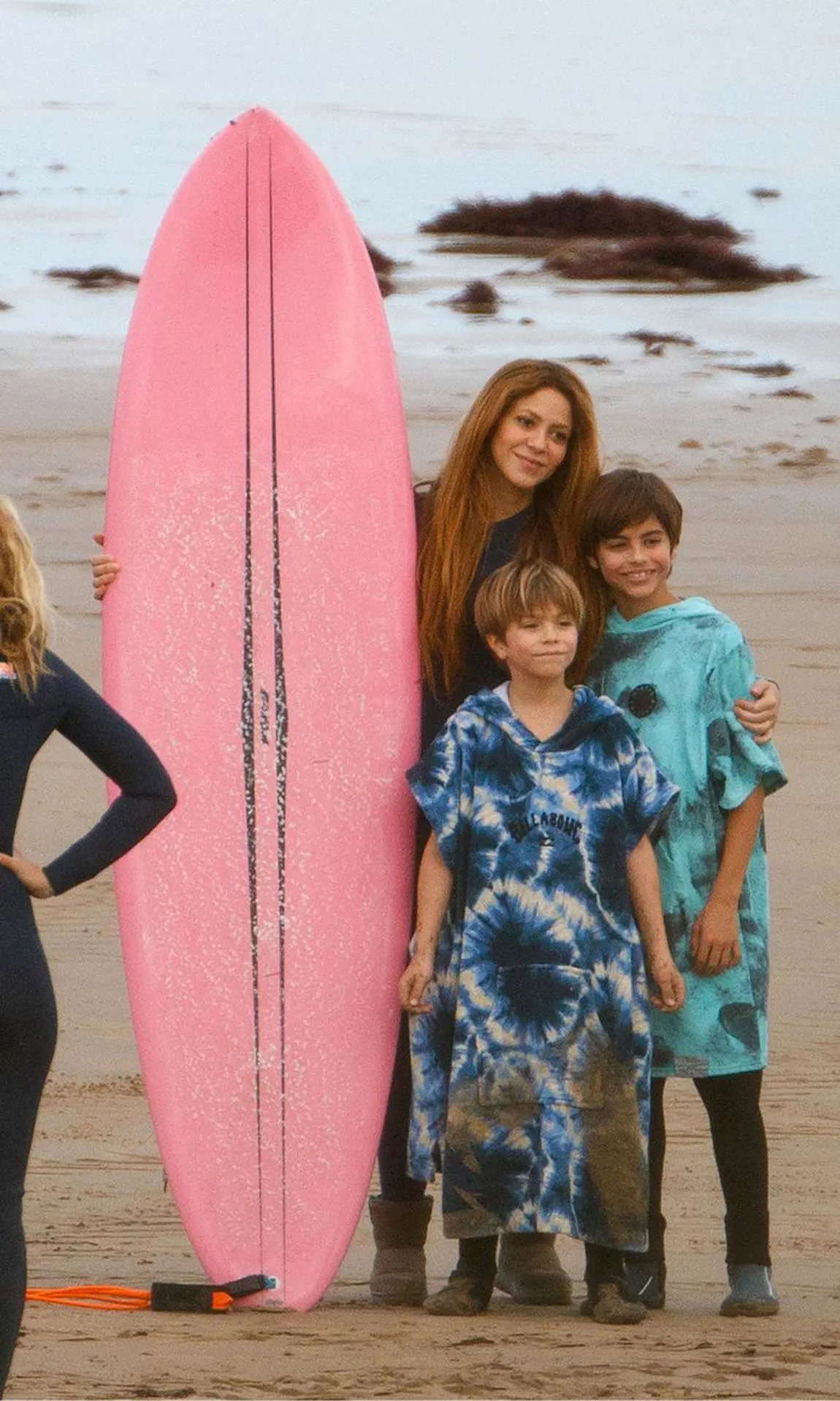 شاكيرا تركب الأمواج