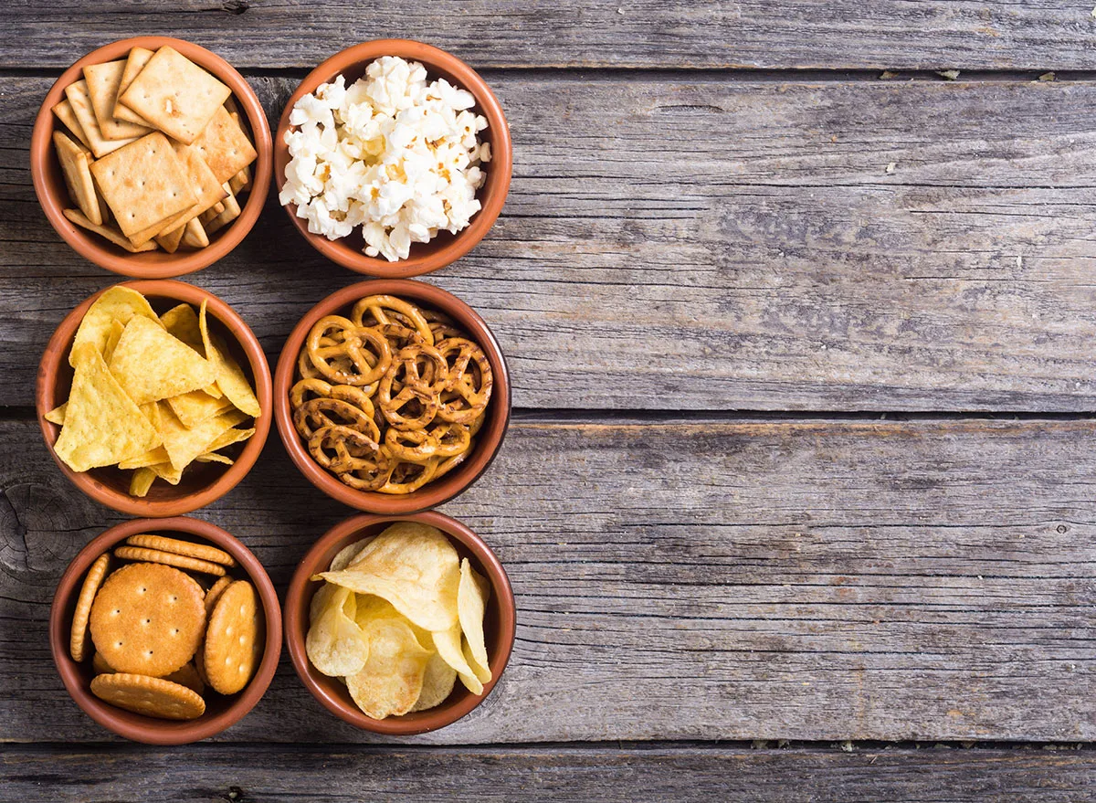 تحتوي الأطعمة المالحة على الكثير من الصوديوم، مما يعرضك لخطر الإصابة بأمراض القلب