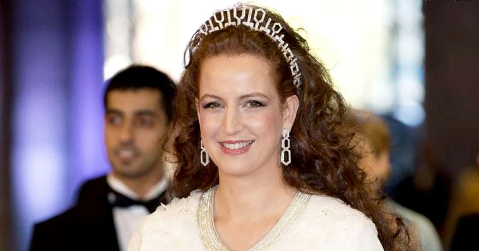 رغم اختفائها.. الأميرة للا سلمى تُنافس للا مريم شقيقة الملك وتُحرجها (فيديو) الأميرة للا سلمى watanserb.com