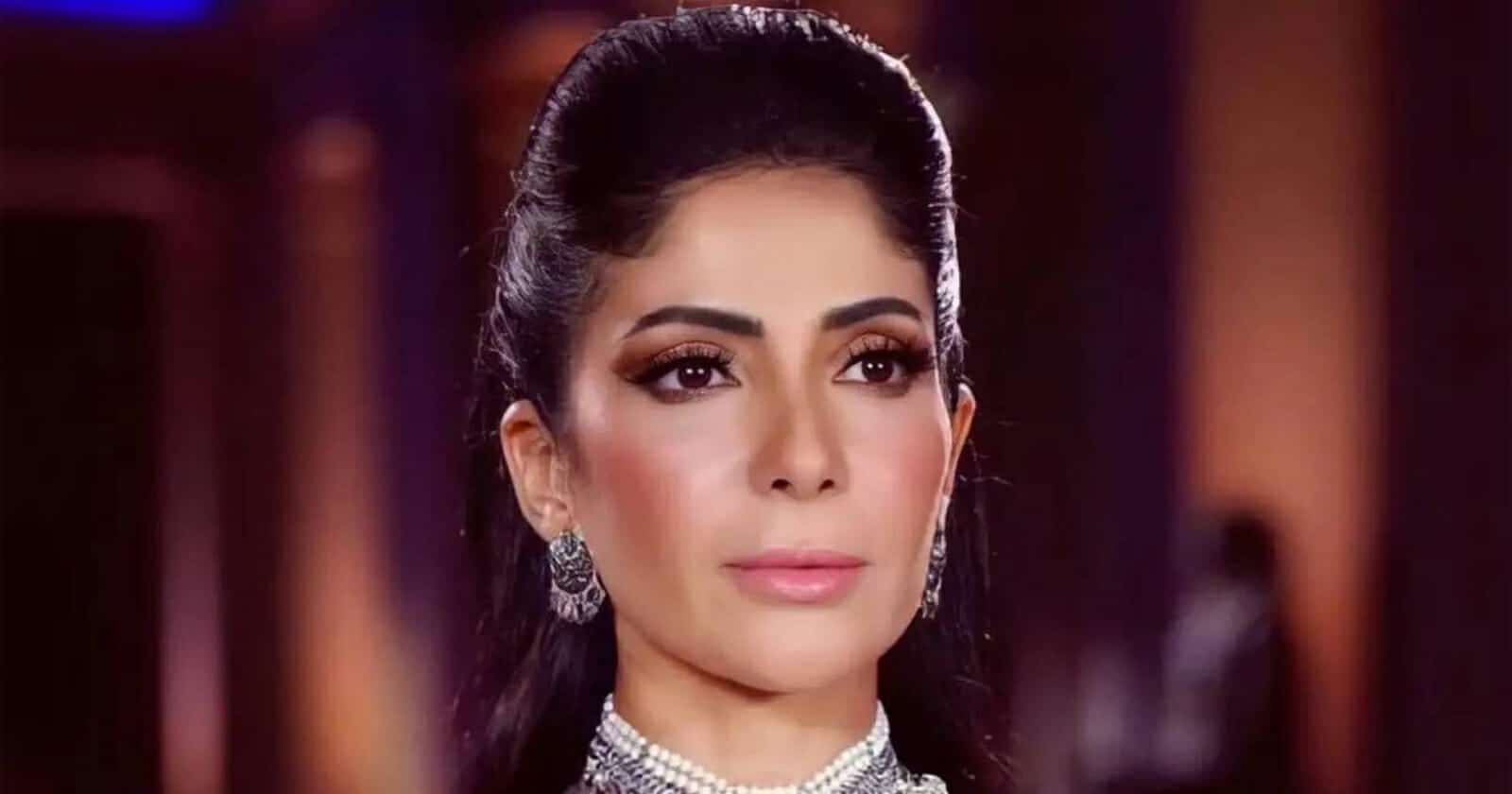 “جبيرة” منى زكي تصعد بها للتريند وصورة مثيرة مع خبير تجميل (شاهد) الفنانة المصرية منى زكي watanserb.com