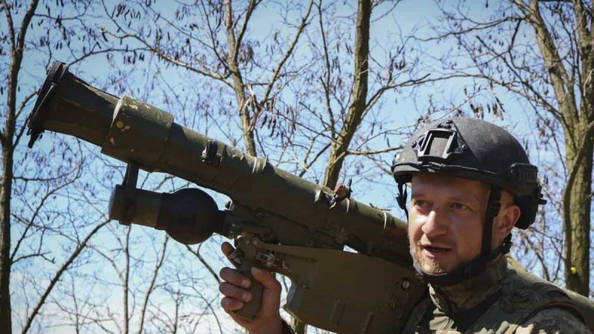 فرار فرقة روسية للنجاة بحياتها مع اقتحام الدبابات الأوكرانية