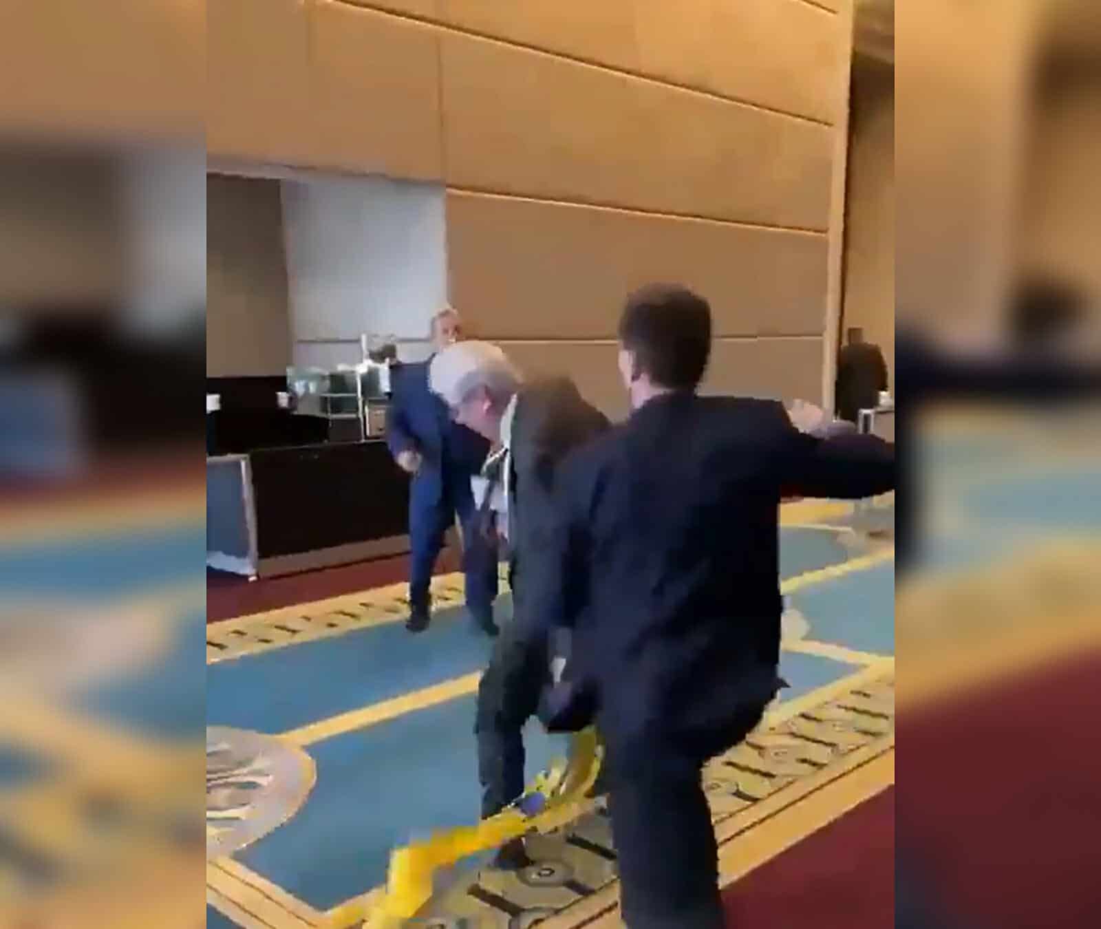 فيديو صادم لمضاربة عنيفة بين دبلوماسي روسي وآخر أوكراني في تركيا مضاربة بين دبلوماسي أوكراني وروسي watanserb.com