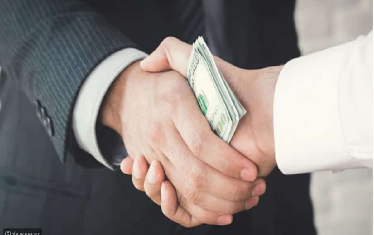 ضُبطا متلبسين.. فيديو القبض على موظفين في محكمة جدة وفضيحة مصورة القبض على موظفين بمحكمة جدة قضية رشوة watanserb.com