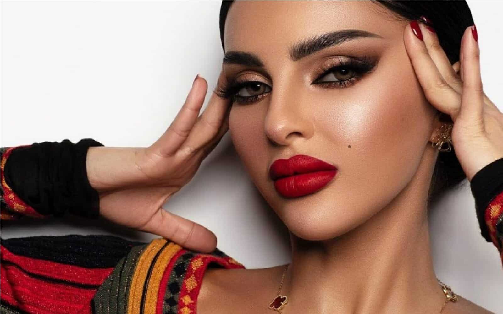 ملكة جمال السعودية تثير موجة غضب بعد إهانتها لراية التوحيد بملابس جريئة (شاهد) رومي القحطاني علم السعودية watanserb.com