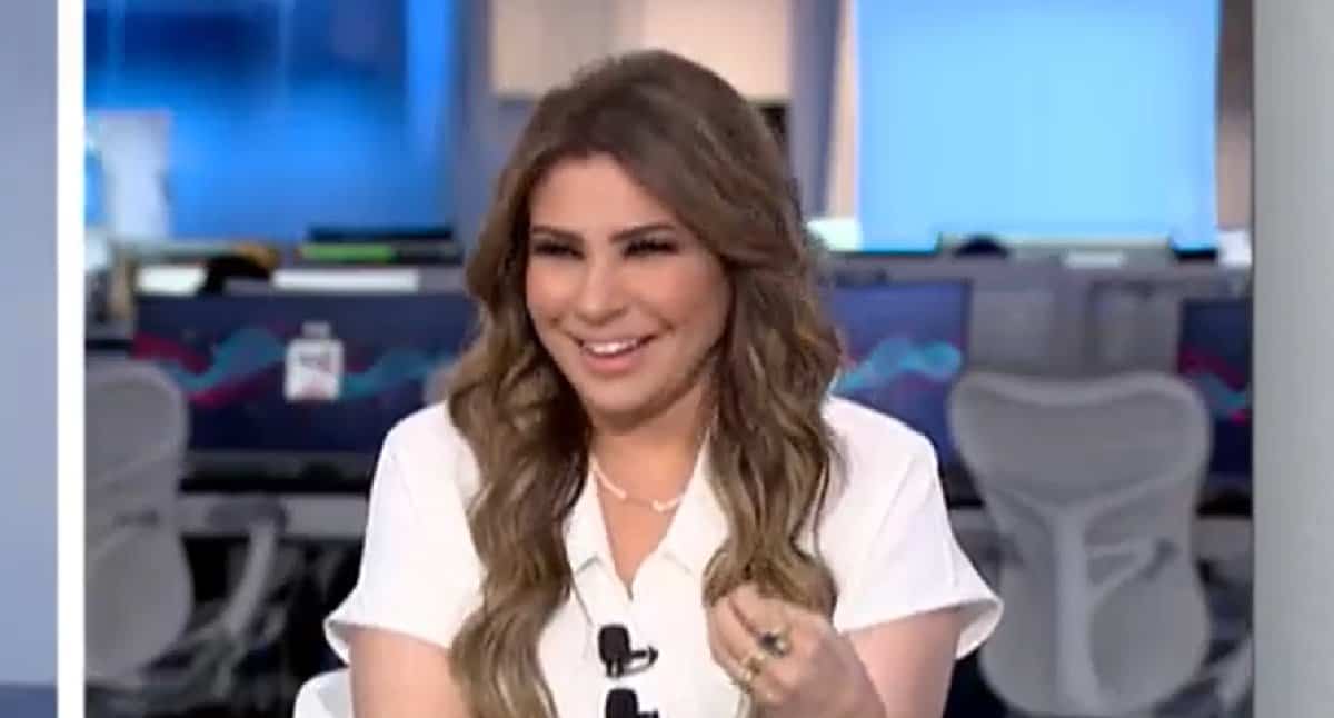 مذيعة العربية سارة دندراوي “غير طبيعية” ونوبة ضحك هستيري (فيديو) سارة دندراوي watanserb.com
