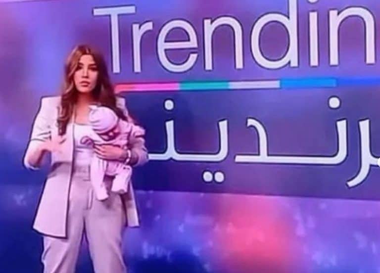 مذيعة "بي بي سي" سيرينا غوكة وطفلتها watanserb.com