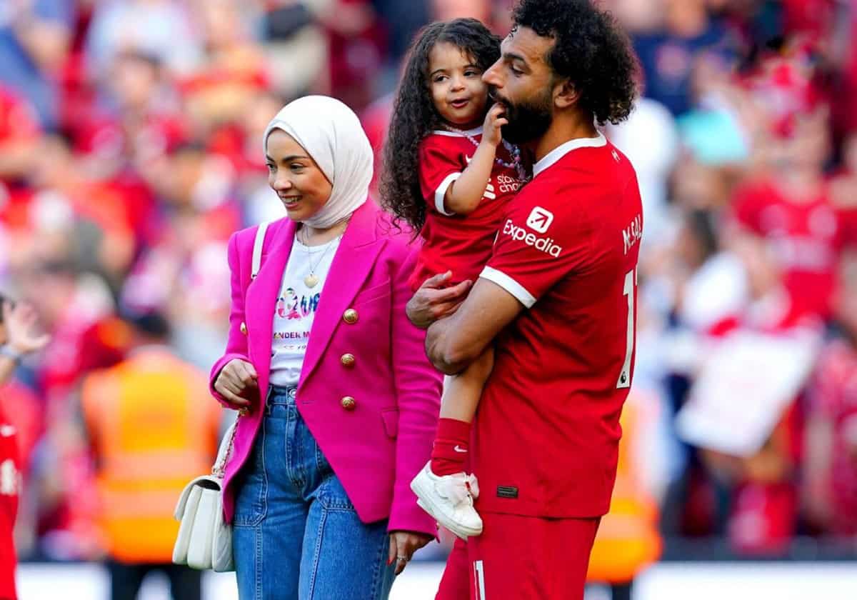 محمد صلاح يتألق بعد مباراة ليفربول وأستون فيلا برفقة عائلته في ملعب آنفيلد محمد صلاح مع عائلته watanserb.com