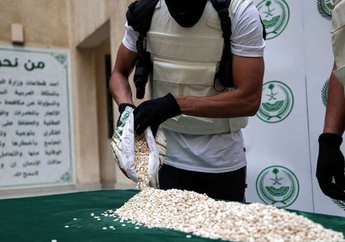 حملة مباغِتة.. لحظات درامية لمداهمة وكر مخدرات في السعودية (شاهد) مداهمة وكر مخدرات في السعودية watanserb.com