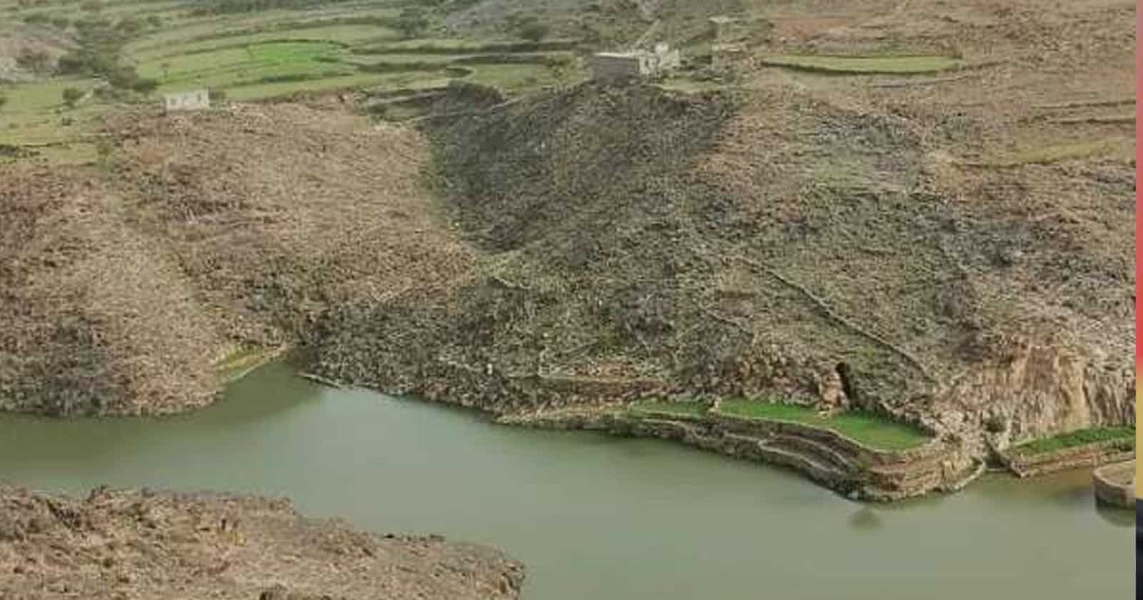 فيديو مؤلم يوثق لحظة انتشال جثمان طفل يمني لقي مصرعه غرقا وفاة طفل غرقاً في إب watanserb.com