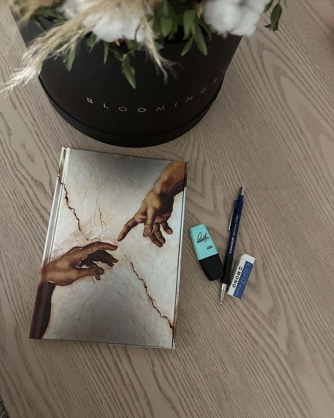 هيا مرعشلي شاركت صورة لغلاف كتاب عبارة عن أيدي على وشك التشابك، وصورة لعصفور على شرفتها، ولقطة لكلبها