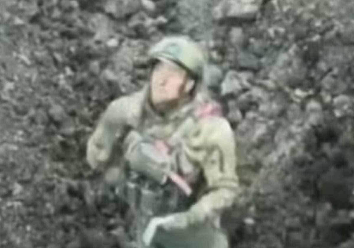 جندي روسي يستجدي طائرات أوكرانية مسيرة