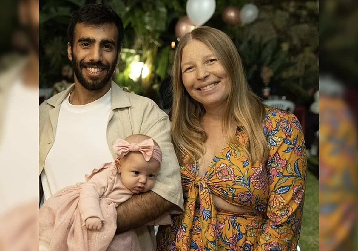 أم وأب أمريكيان مع مولودتهم الجديدة