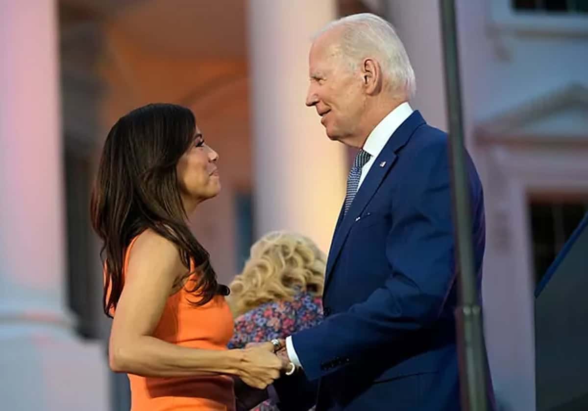 بايدن يتحسس جسد إيفا لونغوريا