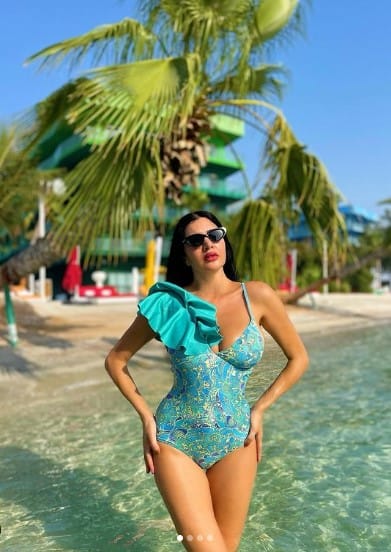 لاميتا فرنجية بملابس البحر