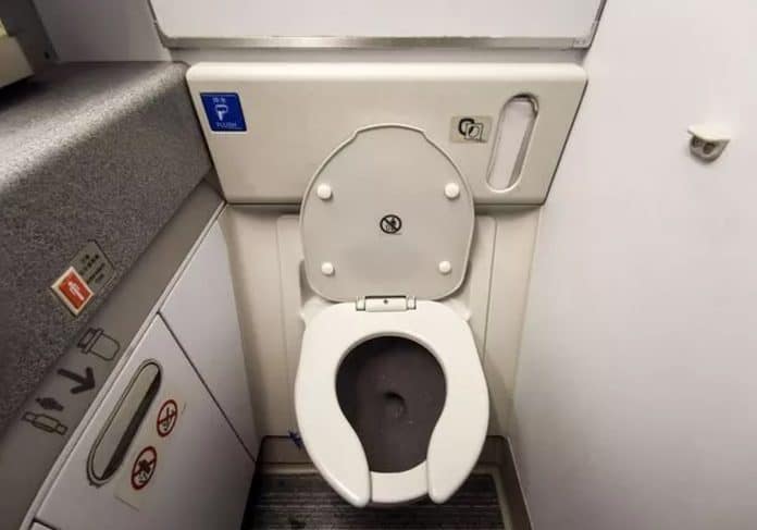 تلوث ورق التواليت ببول الأطفال