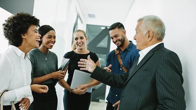 إذا كنت متوجهاً إلى اجتماع شخصي في المكتب، فعليك ارتداء ملابس لائقة