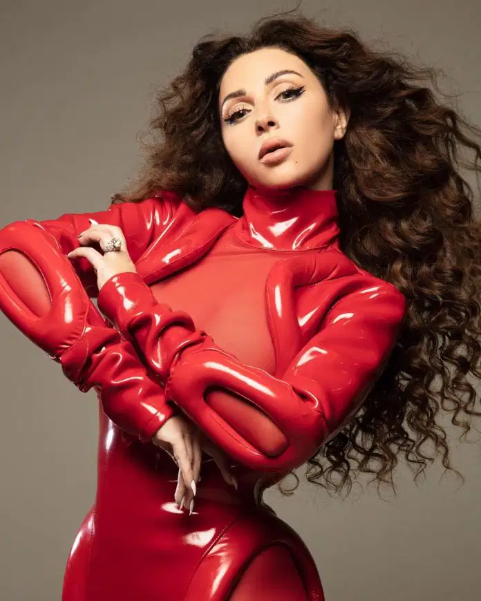 ميريام فارس بالمايوه