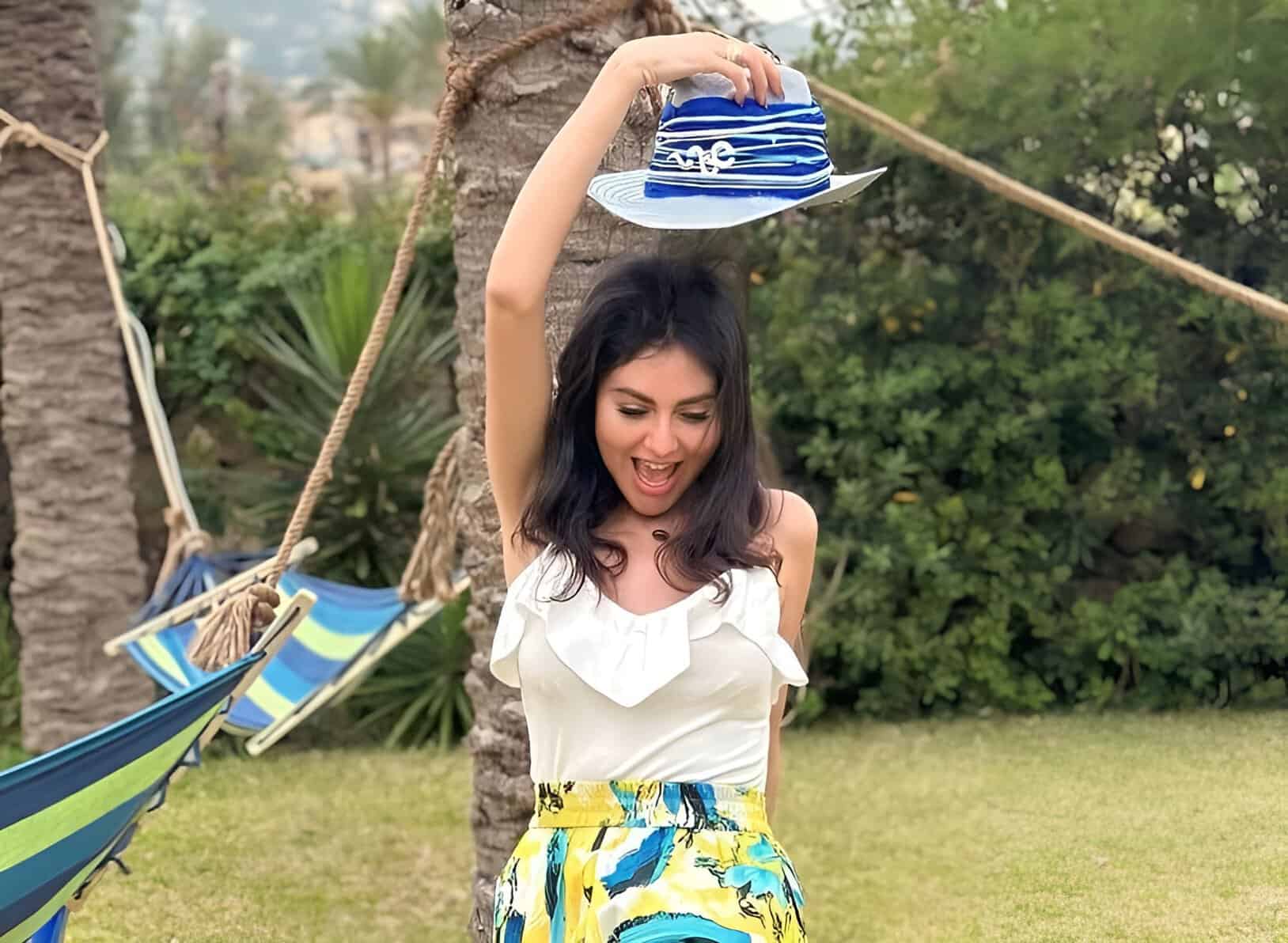 مريم حسين تتعمد الوقوف بوضعية تكشف صدرها كاملاً والجمهور يكشفها! (شاهد) مريم حسين تتعمد الوقوف بوضعية تكشف صدرها كاملاً والجمهور يكشفها! (شاهد)