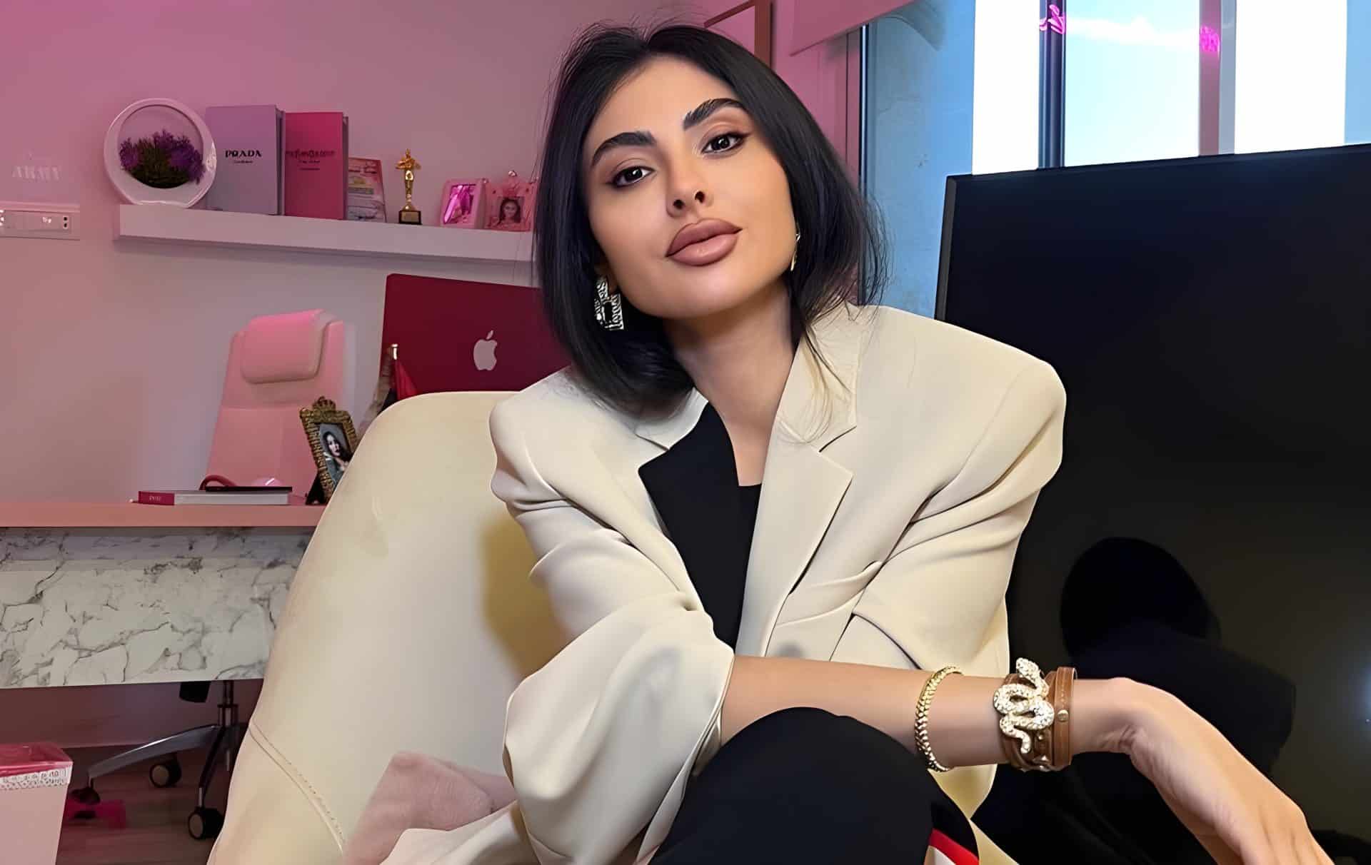 مريم حسين تقدم إعلاناً مثيراً لعطرها وتضرب مؤخرتها لاستدعاء كلبها (فيديو) مريم حسين تقدم إعلاناً مثيراً لعطرها وتضرب مؤخرتها لاستدعاء كلبها (فيديو)