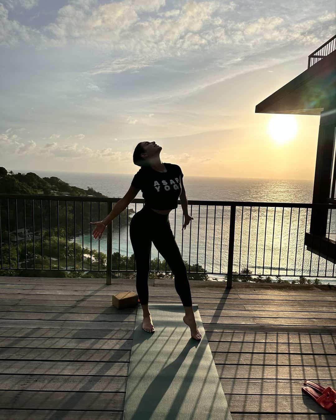 ياسمين صبري تمارس اليوغا