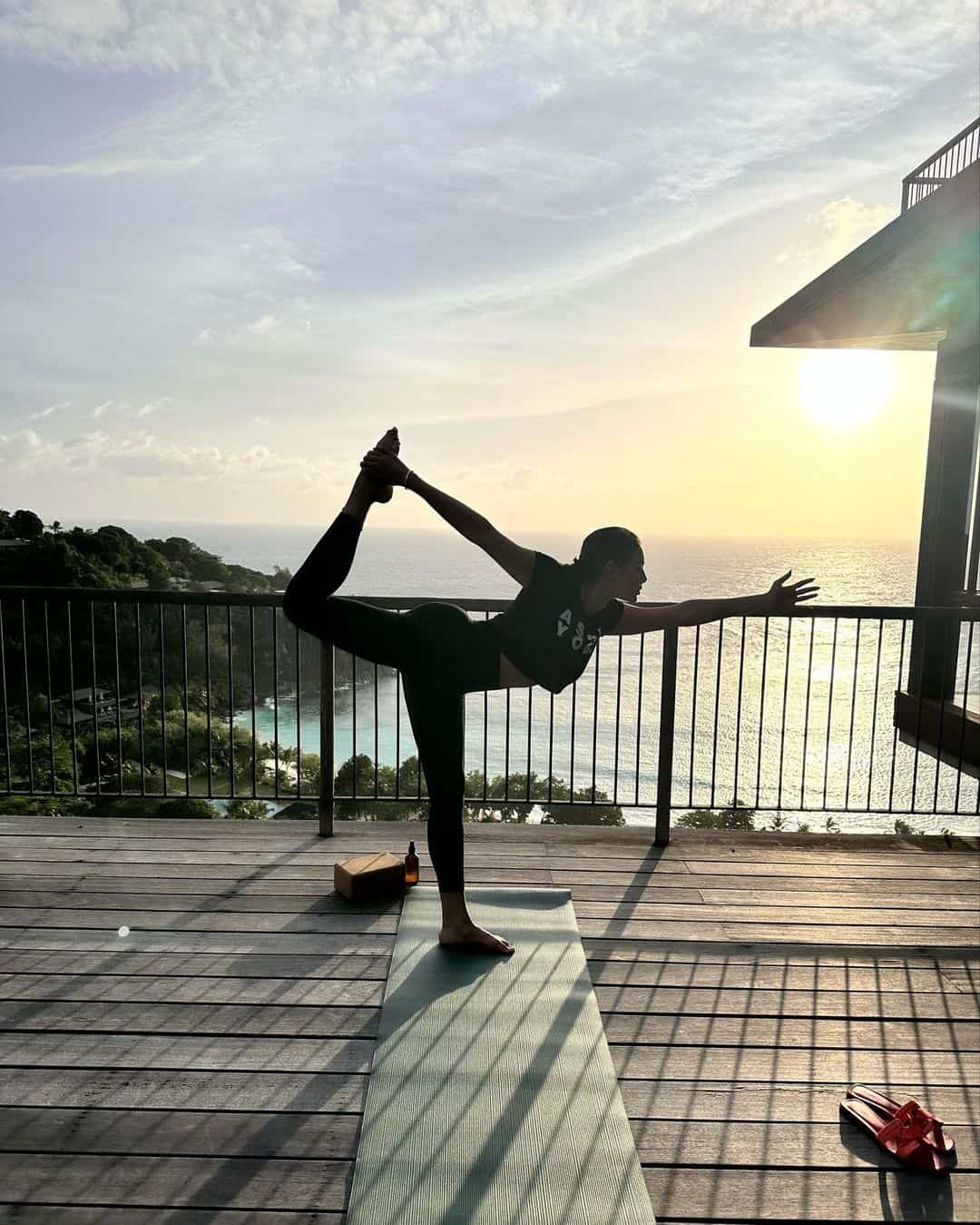 ياسمين صبري تمارس حركات اليوغا المتناسقة بإتقان متناهي النظير